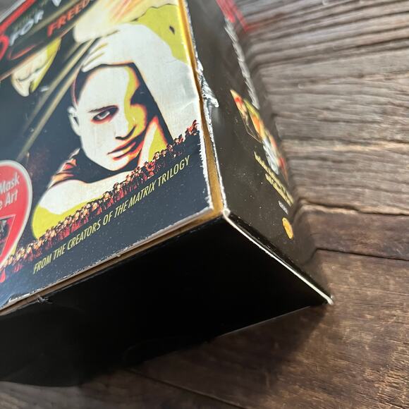 V for Vendetta 2-Disc Collector's Edition (DVD) Complete w/ Mask & Cards JL - Picture 2 of 8